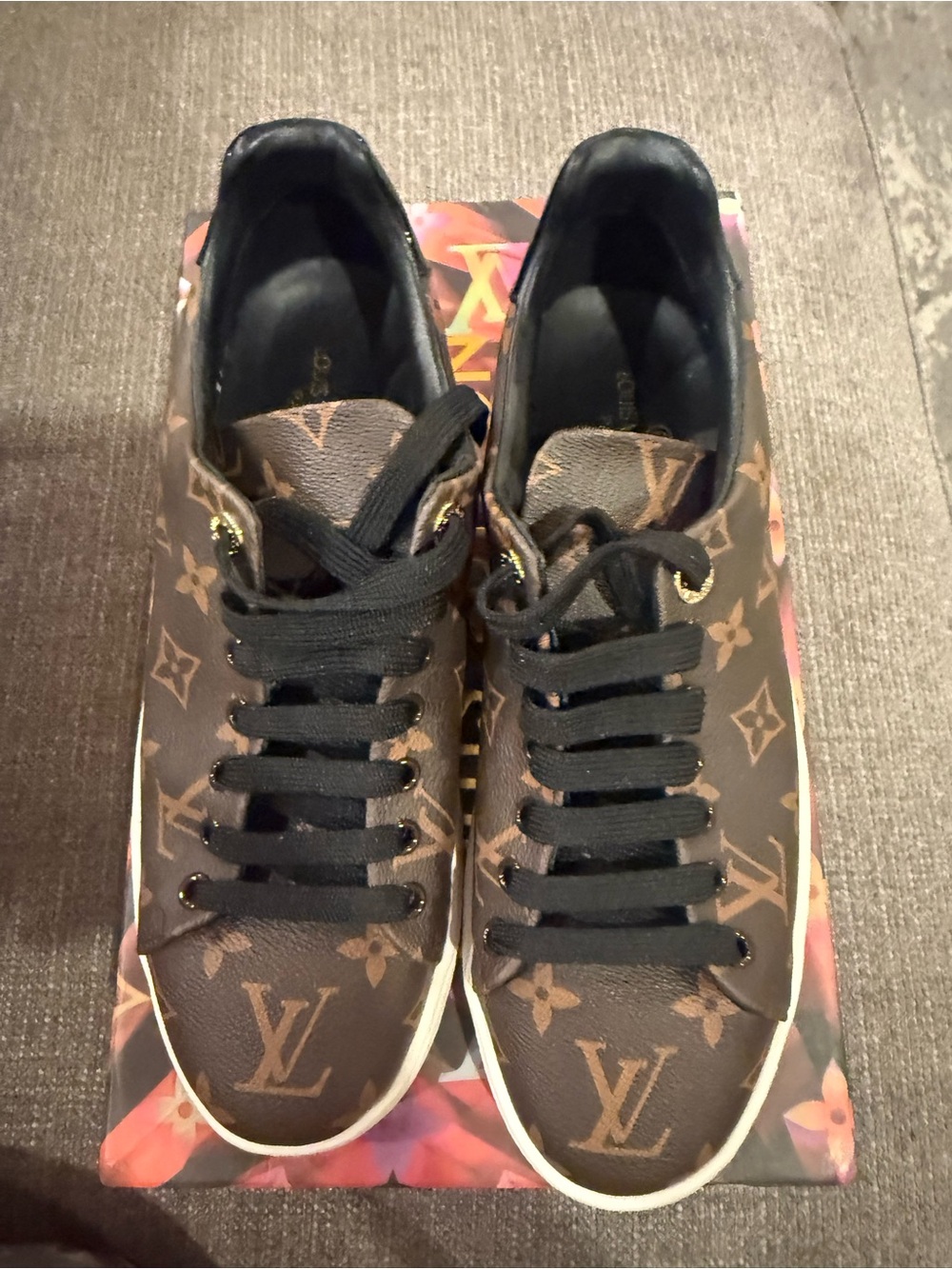 Louis Vuitton sneaked size 8